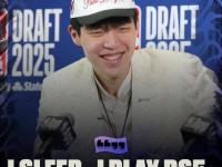 九游娱乐网址-杨瀚森NBA新定妆照发布：身披开拓者16号红袍，张开双臂迎接新赛季的简单介绍