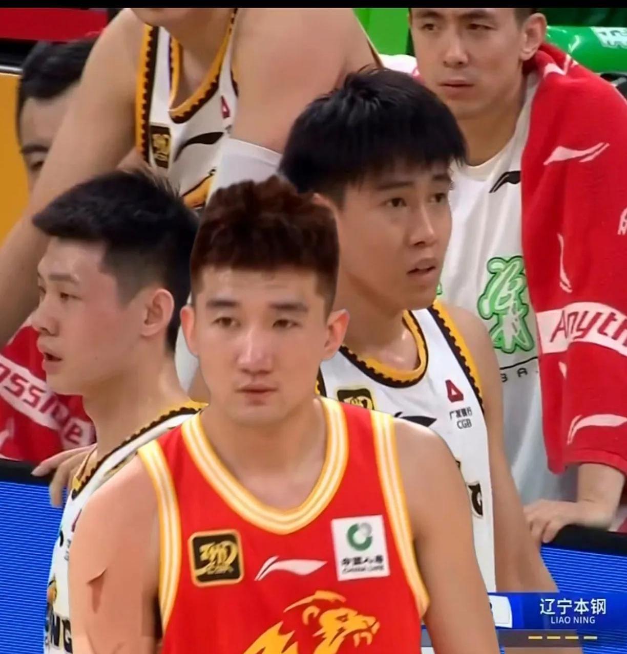 广厦男篮主场艰难取胜，连胜保持