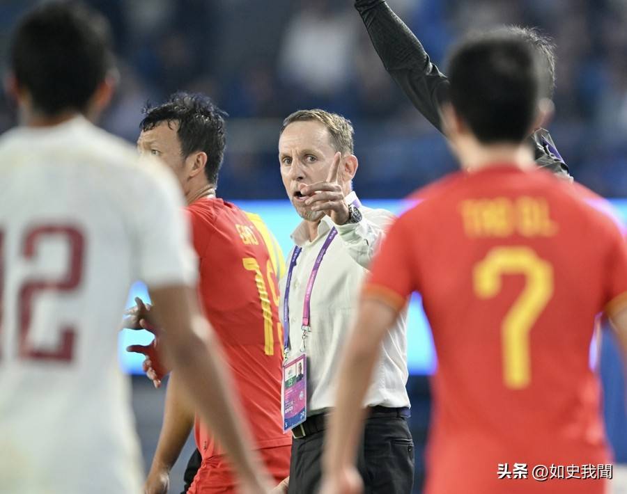 包含国足官宣次日，郑智下课内幕揭晓，代主帅强塞人致足协无奈的词条