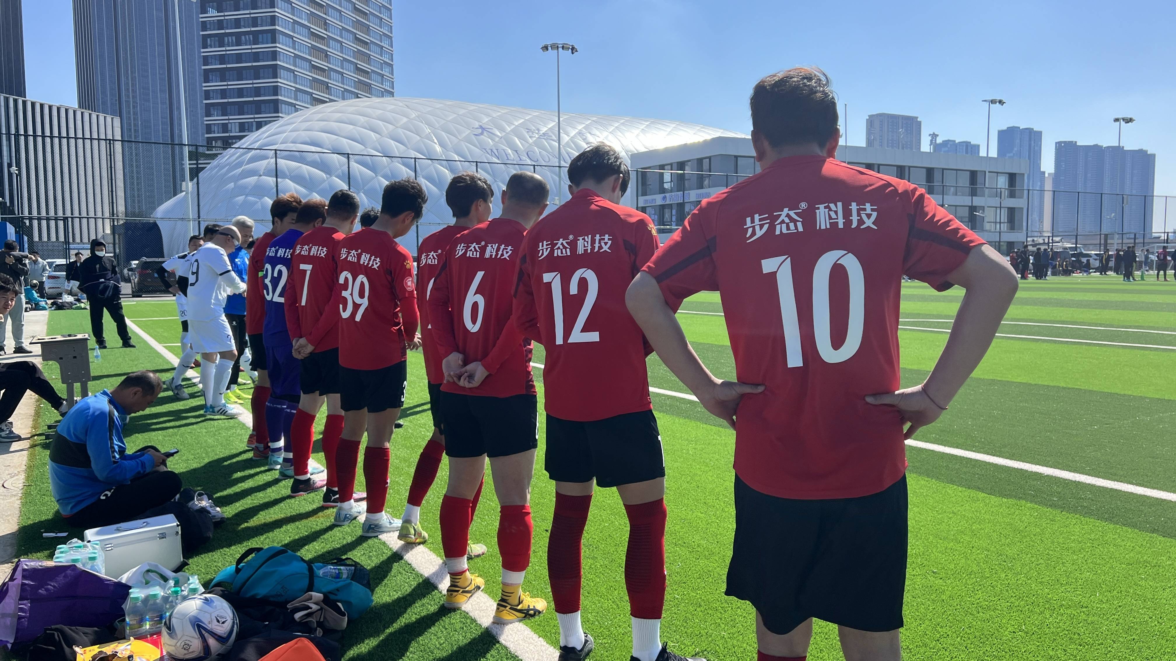 足球女队员们在场上拼尽全力，带来精彩表演