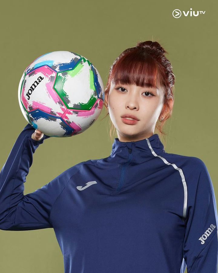 足球女队员们在场上拼尽全力，带来精彩表演